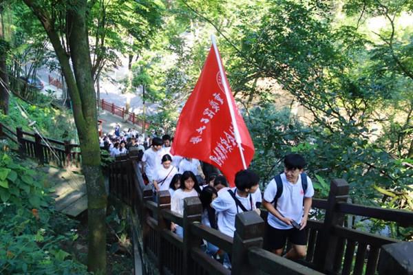 民间故事：书生破庙避雪，救下红衣女鬼，女鬼：快跑，石像里有鬼
